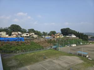 石垣解体工事の骨組み（棚倉中学校から）
