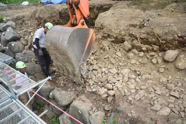 石垣の裏側：裏込石と背面土