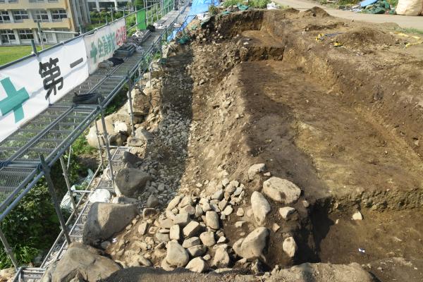 調査のため掘られた盛土