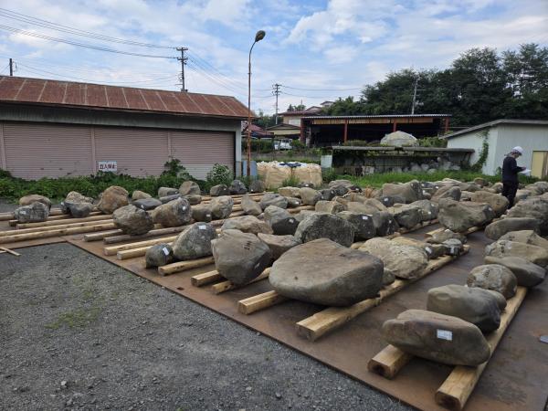 積み直しを待つ築石